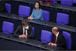 Imagini memorabile oferite de Olaf Scholz când preia locul din care Angela Merkel a condus Germania 16 ani: "O imagine ca o profeţie" | GALERIE FOTO