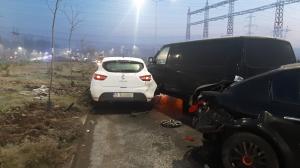 Primele imagini de la accidentul cu 20 de maşini de la Pasajul Sălăjan din București. Bucăți din caroseriile mașinilor sunt împrăștiate pe șosea
