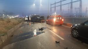Primele imagini de la accidentul cu 20 de maşini de la Pasajul Sălăjan din București. Bucăți din caroseriile mașinilor sunt împrăștiate pe șosea