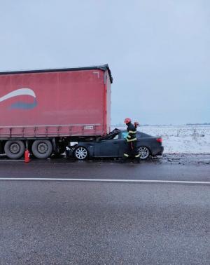 Șofer scos în viață din mașina strivită sub remorca unui TIR, la Suceava