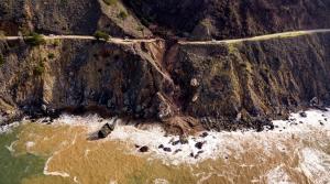 O porțiune din "Drumul Pacificului" s-a prăbușit în ocean. Autostrada 1 din California, afectată de alunecări masive de teren