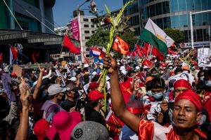 Protestele față de lovitura de stat din Myanmar continuă. Mai multe persoane au fost rănite, iar o femeie a fost împuşcată