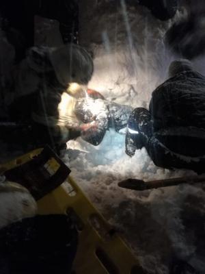 O tânără a agonizat 10 ore, îngropată sub muntele de zăpadă prăbuşit de pe acoperiş. Scene de coşmar filmate în Rusia