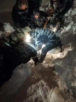 O tânără a agonizat 10 ore, îngropată sub muntele de zăpadă prăbuşit de pe acoperiş. Scene de coşmar filmate în Rusia