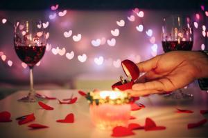 5 idei de cadouri pentru Valentine's Day sau Dragobete. Cum îţi poţi surprinde iubita