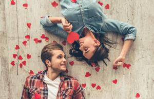 5 idei de cadouri pentru Valentine's Day sau Dragobete. Cum îţi poţi surprinde iubita