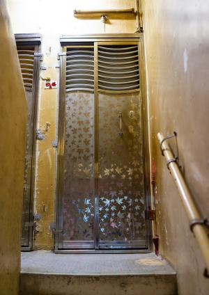 Imagini greu de privit din "apartamentele-sicriu". Cum trăiesc oamenii în Hong Kong, în spaţii de 2 metri pătraţi
