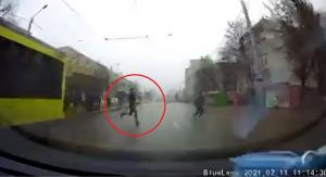 Tânăr băut, spulberat cu maşina de un şofer de 28 de ani, în Iași. Momentul impactului a fost filmat