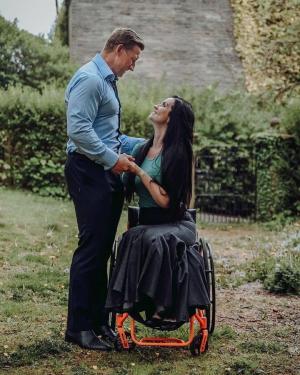 O mamă a patru copii, părăsită de soţ la cinci zile după ce a rămas paralizată, şi-a găsit dragostea lângă antrenorul ei personal, în Anglia