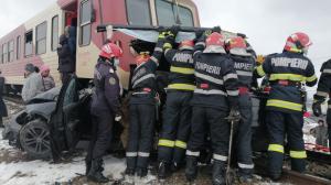 Doi oameni au murit într-o mașină spulberată de tren, la Vlădeni, în Iași. Primele imagini de la locul tragediei