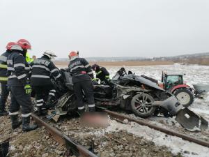 Doi oameni au murit într-o mașină spulberată de tren, la Vlădeni, în Iași. Primele imagini de la locul tragediei