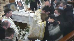 Andreea, copila româncă ucisă pe un drum din Italia, a fost înmormântată. Părinții fetei s-au prăbușit de durere pe sicriul alb