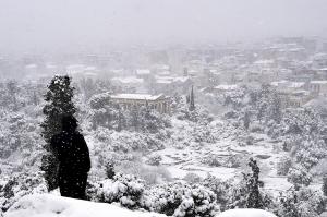 Furtuna de zăpadă din Grecia a provocat haos: vaccinări oprite, străzi blocate, transport dat peste cap