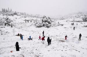 Furtuna de zăpadă din Grecia a provocat haos: vaccinări oprite, străzi blocate, transport dat peste cap