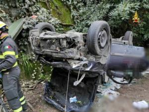 Un român din Italia a murit strivit în maşină, s-a prăbușit cu Opelul de pe un pod din Roma, de la 8 metri înălţime