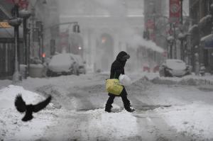 Furtună de zăpadă de proporții, în SUA: vaccinări amânate, zboruri date peste cap, străzi măturate de rafalele puternice