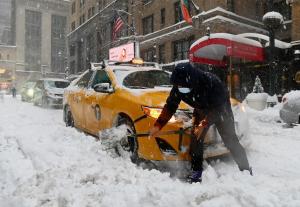 Furtună de zăpadă de proporții, în SUA: vaccinări amânate, zboruri date peste cap, străzi măturate de rafalele puternice
