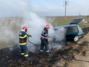 Un autoturism a luat foc în timpul mersului în judeţul Vrancea. Maşina a ars în proporţie de 70%