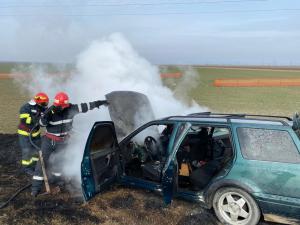Un autoturism a luat foc în timpul mersului în judeţul Vrancea. Maşina a ars în proporţie de 70%