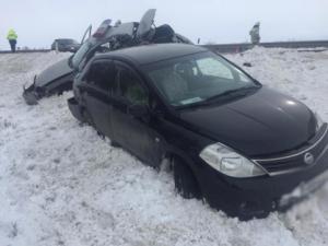 Momentul în care o mașină cu doi polițiști este spulberată din spate de un TIR, pe un drum din Rusia