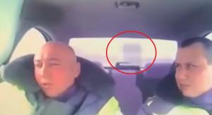 Momentul în care o mașină cu doi polițiști este spulberată din spate de un TIR, pe un drum din Rusia