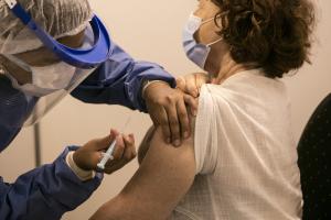 O femeie din Olt a intrat în șoc anafilactic, după doza de vaccin de la AstraZeneca. Este primul caz din România