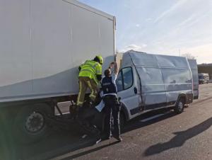 Şofer român aruncat prin parbriz, după ce s-a înfipt cu duba într-un TIR, pe o autostradă din Belgia