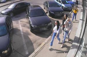 Trei fete din Argeș s-au bucurat nespus când au găsit pe jos o borsetă cu 13.000 de euro. Ce au făcut când și-au văzut pozele pe Internet