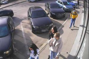 Trei fete din Argeș s-au bucurat nespus când au găsit pe jos o borsetă cu 13.000 de euro. Ce au făcut când și-au văzut pozele pe Internet