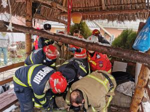 Copil de 4 ani, salvat de pompieri după ce a căzut într-o fântână adâncă de 15m, în Bacău