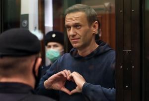Imediat după ce a fost condamnat la închisoare, Alexei Navalnîi i-a desenat soției o inimă din sala de judecată