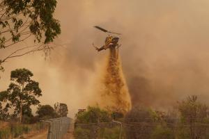 Incendiu devastator de vegetație în Australia, într-o zonă aflată în lockdown. Zeci de case mistuite, șase pompieri au fost răniți