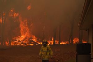 Incendiu devastator de vegetație în Australia, într-o zonă aflată în lockdown. Zeci de case mistuite, șase pompieri au fost răniți