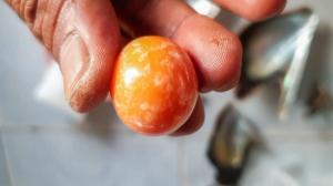 Pescar îmbogățit instant de o mică perlă portocalie, dar extrem de rară, găsită pe o plajă, în Thailanda