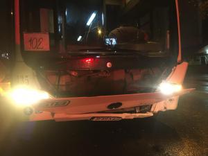 Accident grav în sectorul 3 al Capitalei: Un autobuz a intrat într-o maşină de poliţie. Doi oameni ai legii au avut nevoie de îngrijiri medicale