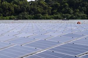 Singapore a construit o uriaşă fermă solară plutitoare. 13.000 de panouri solare au fost dispuse pe mare