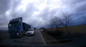Depăşire criminală pe un drum din Sibiu. Șoferul unui BMW, la un pas să provoace o tragedie