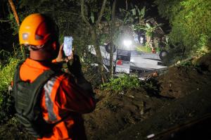 Zeci de morţi şi de răniţi, după ce un autobuz şcolar a căzut 20 de metri într-o râpă din Indonezia. Supravieţuitorii dau vina pe starea vehiculului