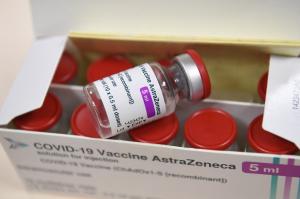 AstraZeneca îşi apără vaccinul anti-Covid: Nu s-a găsit nicio dovadă că acesta ar provoca tromboză sau embolie pulmonară