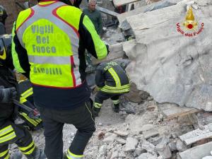 Român mort în Italia, prins sub dărâmături în timp ce colegii pregăteau demolarea unei clădiri