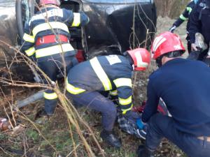 Doi morți într-o mașină zdrobită de copac, pe un drum din Vâlcea. Șoferul și pasagerul au sfârșit pe loc