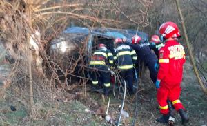 Doi morți într-o mașină zdrobită de copac, pe un drum din Vâlcea. Șoferul și pasagerul au sfârșit pe loc