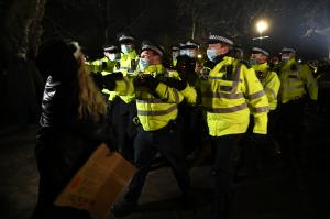 Scandal uriaș la Londra, după ce un priveghi organizat în memoria tinerei Sarah Everard a fost întrerupt violent de polițiști