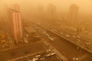 Cer apocaliptic la Beijing. Capitala Chinei a fost lovită de cea mai puternică furtună de nisip din ultimul deceniu