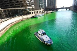 Tradiții de Sfântul Patrick: apele râului Chicago, colorate în verde. Evenimentul fusese iniţial anulat, din cauza pandemiei