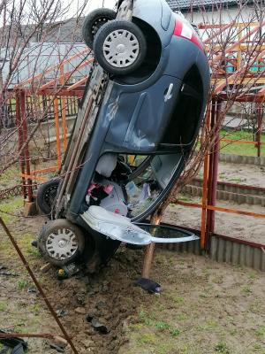 Un Citroen scăpat de sub control iese de pe drum şi rămâne suspendat în grădina unui localnic, la Hemeiuș. Momentul a fost filmat