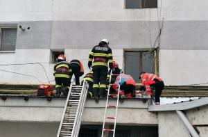 Tânăra care s-a aruncat de la etaj, în Bârlad, a lăsat un mesaj de adio. Fata readusă la viaţă de medici a murit la spital