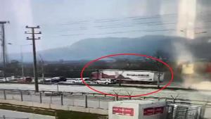 Dezastru pe o autostradă din Turcia, după ce un TIR a rămas fără frâne. Camionul a spulberat cu peste 120 km/oră zeci de mașini