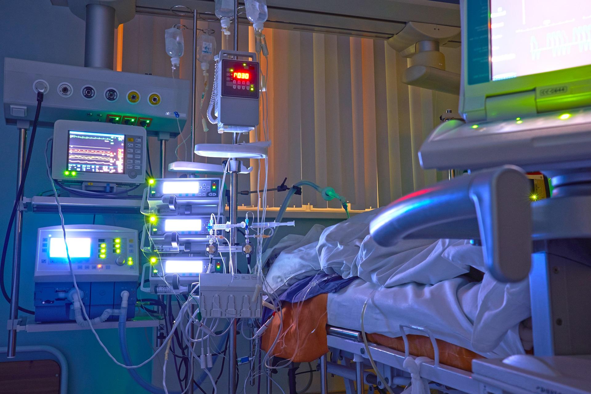 Permission Discomfort too much Cum arată un pat de la Anestezie și Terapie Intensivă (ATI) și ce aparatură  medicală necesită | Observatornews.ro