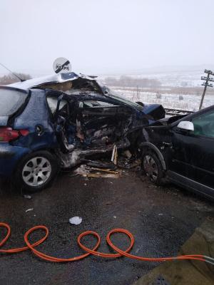 Șoferiță în stare de inconștiență după ce a derapat și s-a izbit puternic de o altă mașină, în Mureș